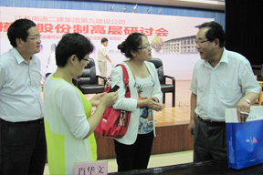 會后代表們紛紛前來尋問，秦建秋董事長一一解答