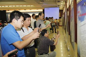與會代表觀看南通二建九公司的宣傳易拉寶