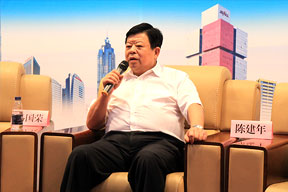 江蘇南通二建集團(tuán)有限公司董事長(zhǎng)陳建年回答參會(huì)代表的提問(wèn)