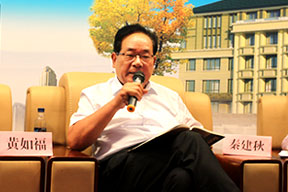 江蘇南通二建集團(tuán)第九公司總經(jīng)理秦建秋回答參會(huì)代表的提問(wèn)