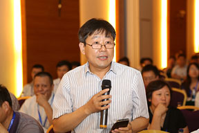 參會(huì)代表與專(zhuān)家和企業(yè)家們進(jìn)行熱烈的研討與交流