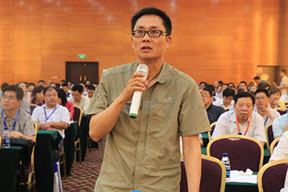 參會(huì)代表與專(zhuān)家和企業(yè)家們進(jìn)行熱烈的研討與交流