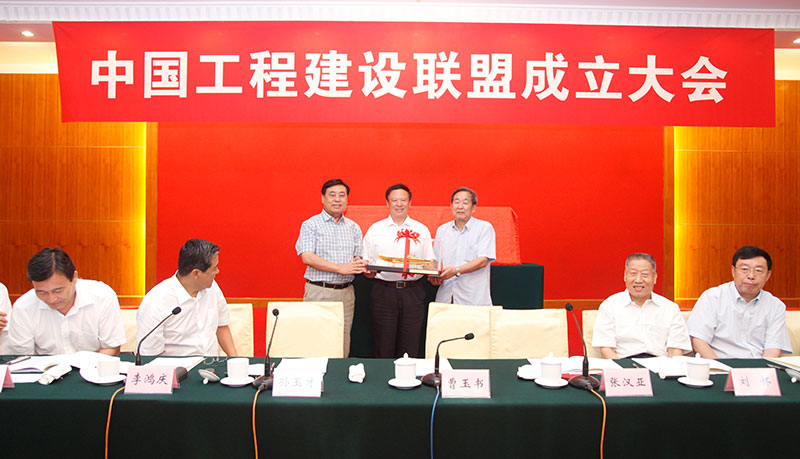 ?中國電力建設企業協會為中國工程建設聯盟增送航母模型