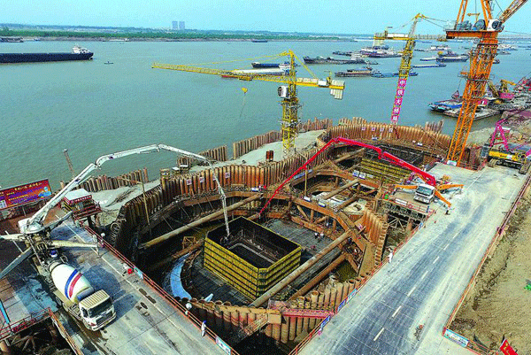 中鐵大橋局承建的武漢青山長江大橋19號主塔墩承臺第三層混凝土澆筑結束
