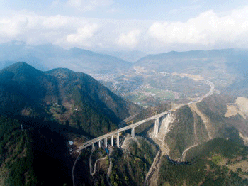 我國在建單跨最大連續剛構橋——重慶萬利七分部龍駒特大橋成功合龍