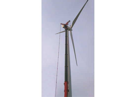 華潤新能源山東墾利二期風電風機吊裝成功