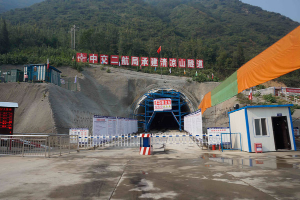 中交二航局第五工程分公司進入秦嶺第一隧——西成客專清涼山隧道順利貫通