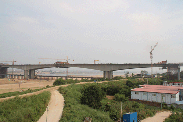 中鐵二十三局一公司東昌高速贛江特大橋180米主跨順利合龍