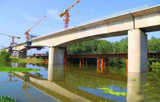 蒙華鐵路荊州長江公鐵特大橋引橋預應力混凝土連續箱梁全部合龍