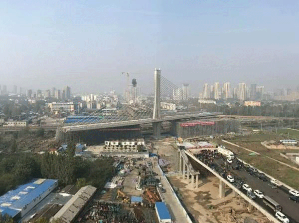 中鐵二十局集團公司承建的世界最大的荷澤丹陽立交橋成功轉體