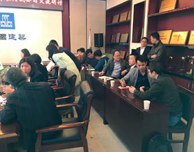代表們就各自感興趣的問(wèn)題自行分組討論與交流