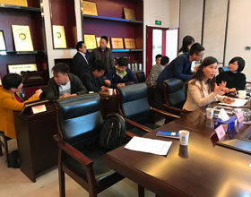 代表們就各自感興趣的問(wèn)題自行分組討論與交流