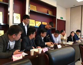 代表們就各自感興趣的問(wèn)題自行分組討論與交流
