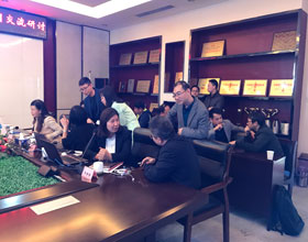 代表們就各自感興趣的問(wèn)題自行分組討論與交流