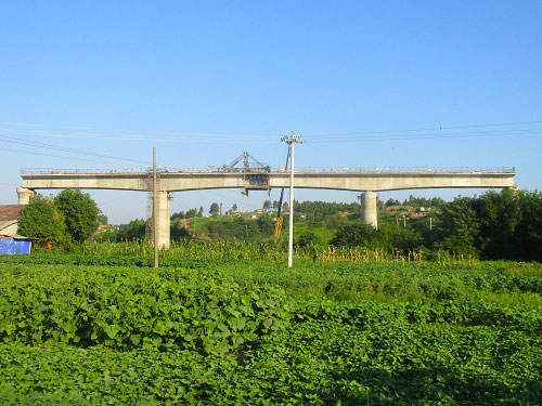 湖南蒙華鐵路項目二工區(qū)沙港河特大橋連續(xù)梁中跨合龍