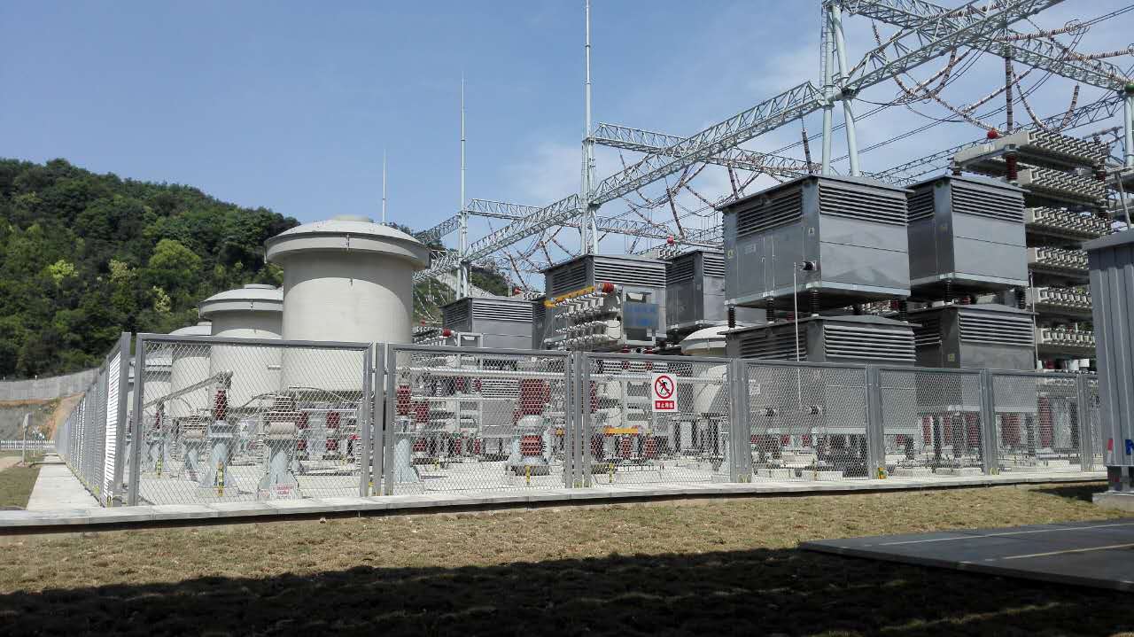 紹興換流站交流場、交流濾波器場低壓電抗、電阻、電容元件，布局整齊緊湊，節省了大量空間。
