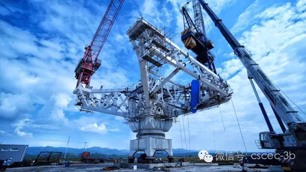 中建三中建三局全球首創超高層建筑“多吊機廻轉平臺”