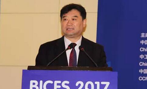 中國工程機(jī)械工業(yè)協(xié)會常務(wù)副會長兼秘書長蘇子孟作《工程機(jī)械行業(yè)運行狀況與趨勢分析》報告
