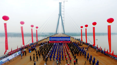 中交二航局第五工程分公司長江上最寬大橋—武漢沌口長江公路大橋勝利合龍