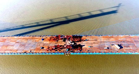 中交二航局第五工程分公司長江上最寬大橋—武漢沌口長江公路大橋勝利合龍