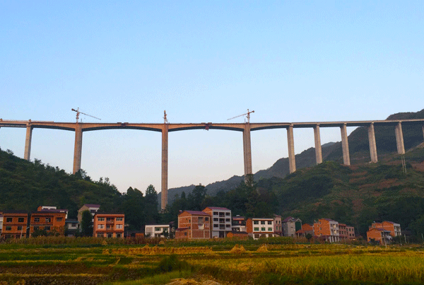 中交第一公路工程局五公司重慶萬(wàn)利蜂子灣特大橋主橋合龍