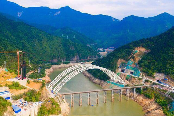 寶漢高速“西北第一跨”石門(mén)水庫(kù)大橋主拱合龍