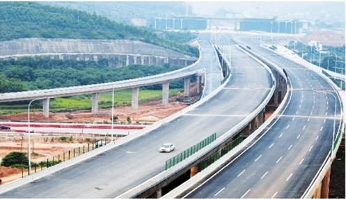 南寧吳圩機場第二高速公路和良慶大橋建成通車