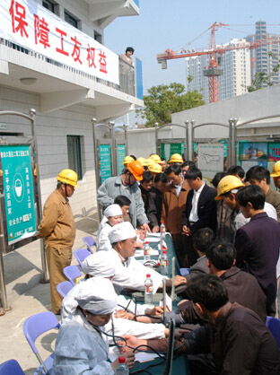 上海建工二建集團組織醫務工作者定期到在建項目開展醫療咨詢服務